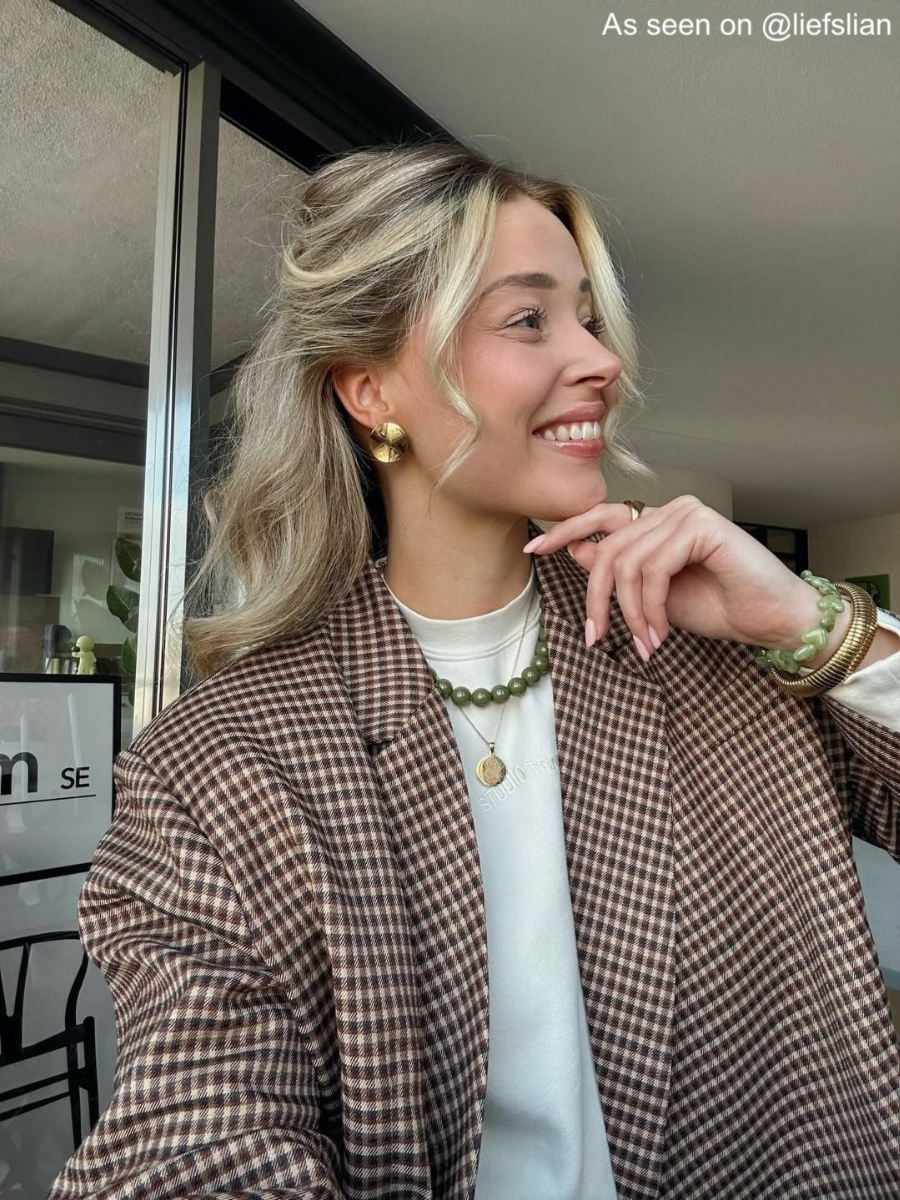 Influencer draagt olive kralenketting