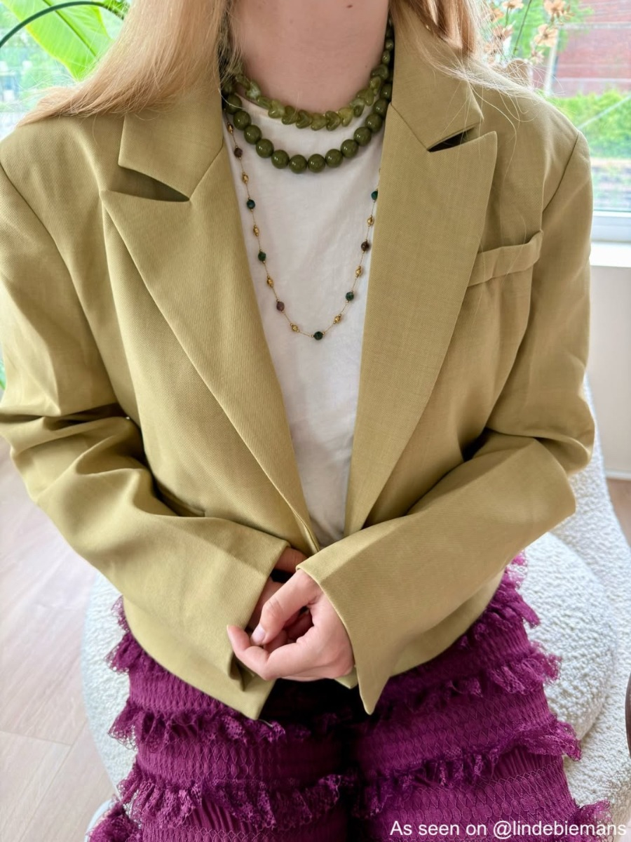 Influencer draagt groene kralenketting