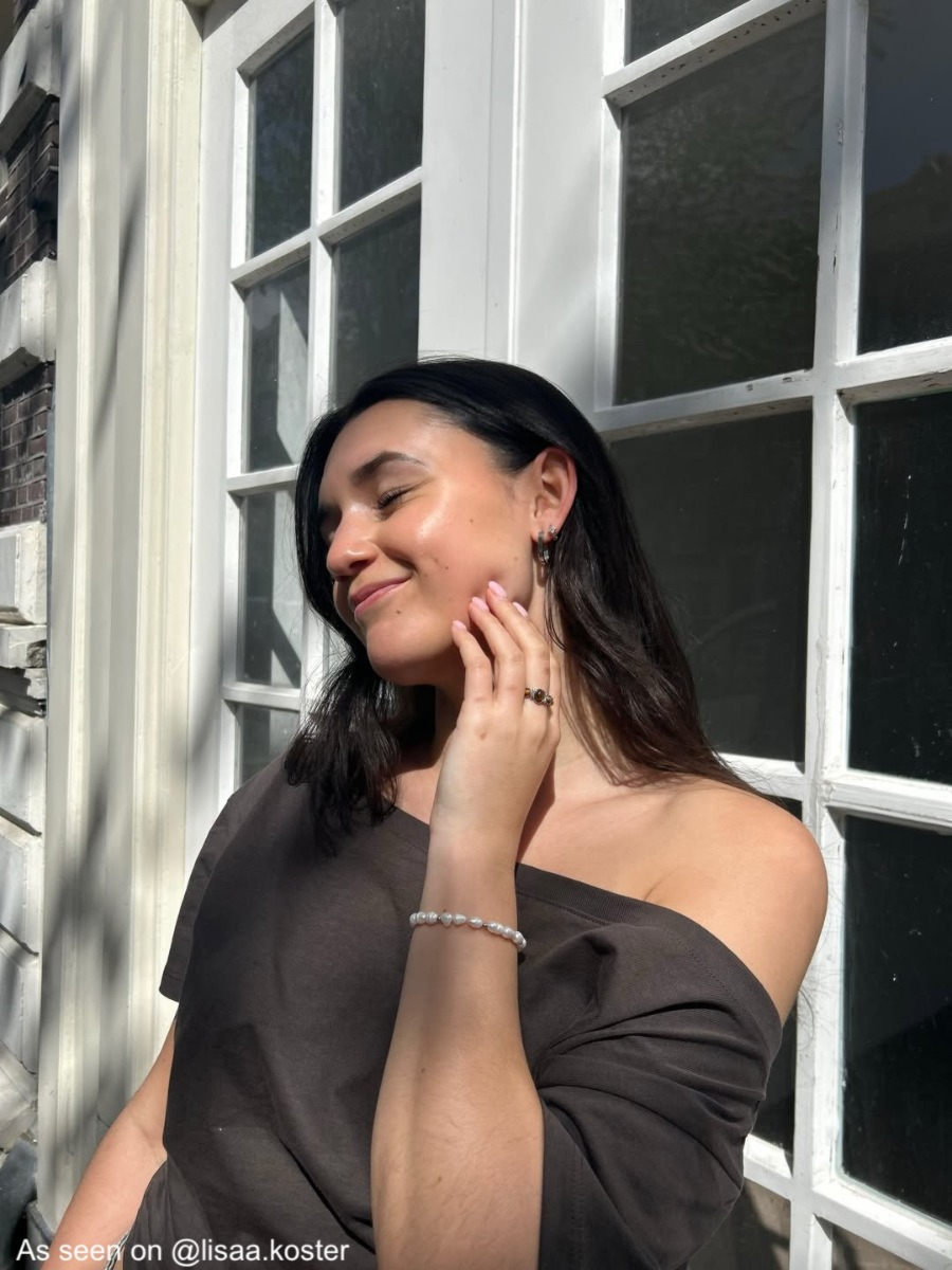Influencer draagt parelarmband