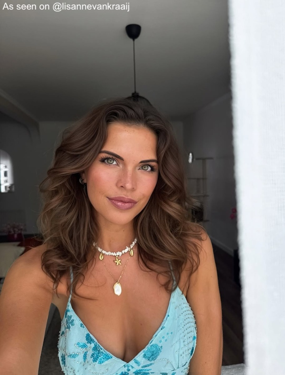 Influencer met gouden sieraden