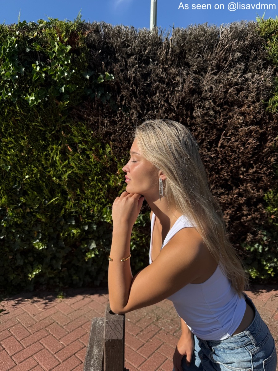 Influencer draagt zilveren festive earring
