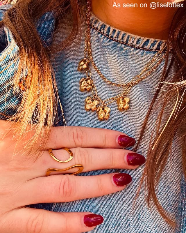 Influencer met gouden ring en 2 gouden kettingen