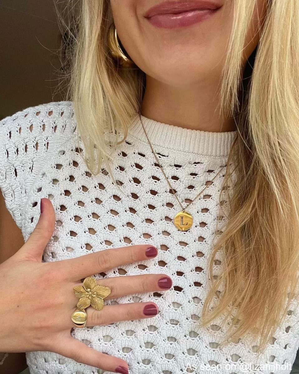 Influencer draagt initial ketting