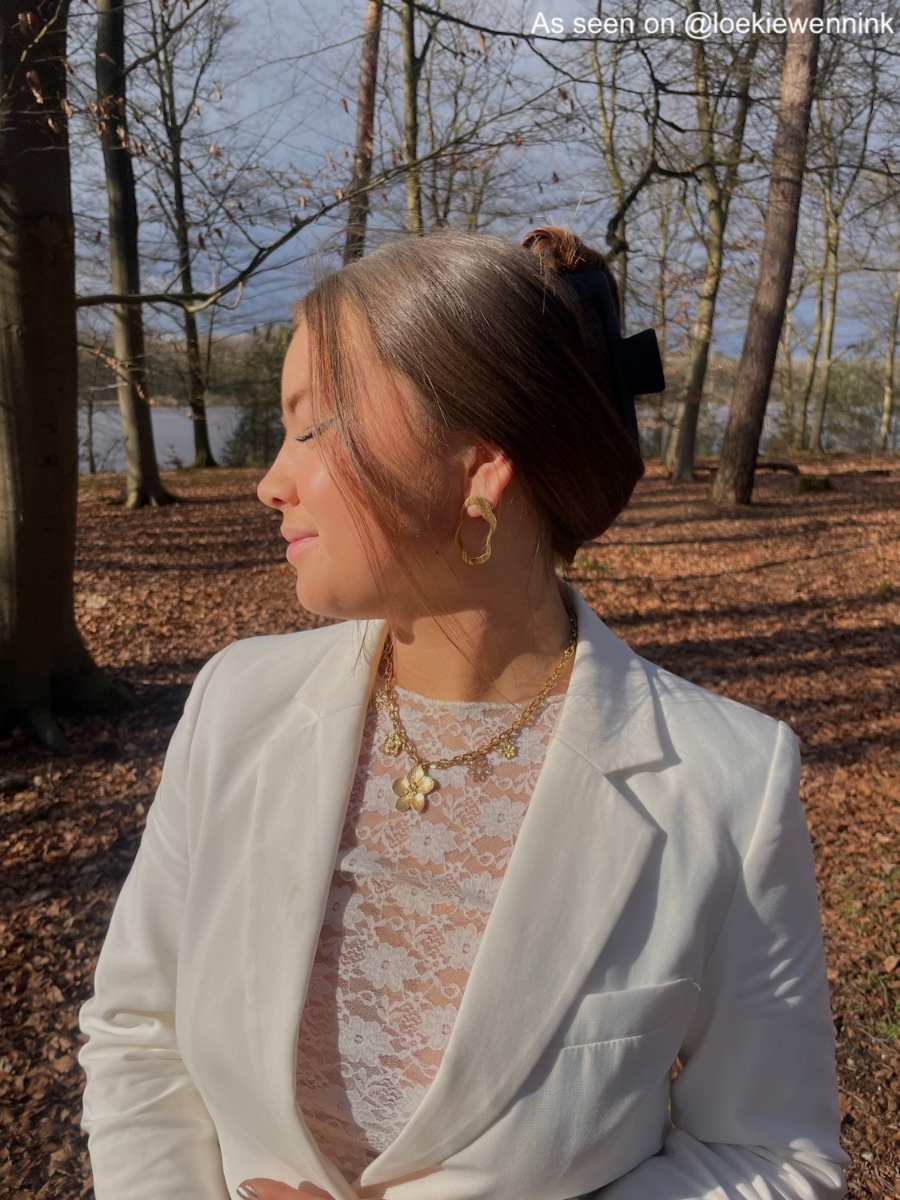 influencer met de organice stud oorbellen.