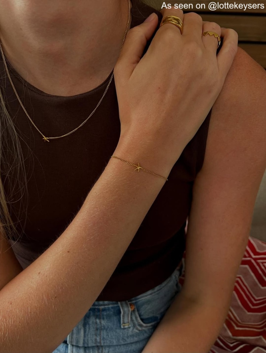 Influencer draagt gouden zeester armband