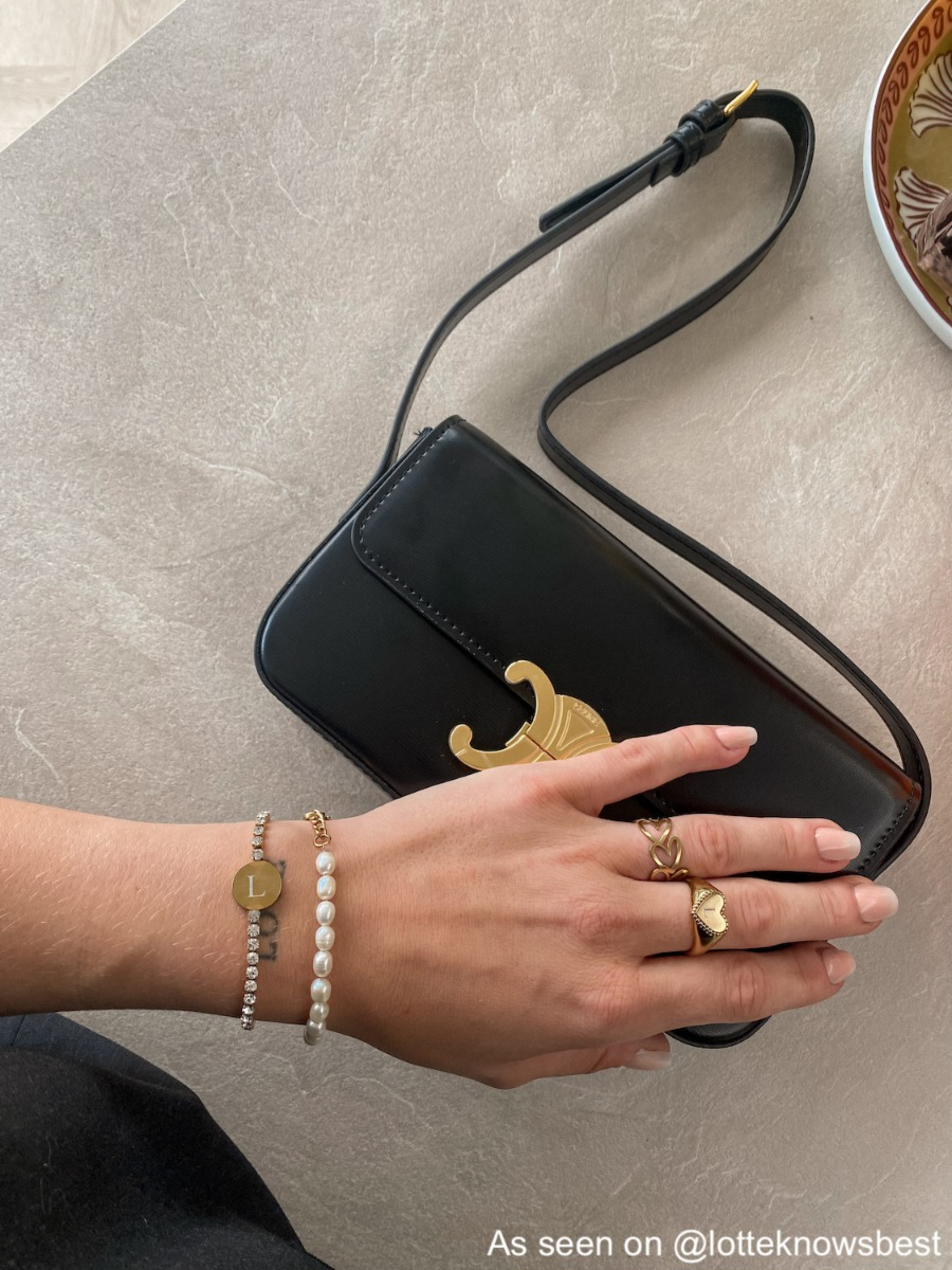 Influencer draagt gouden sieraden