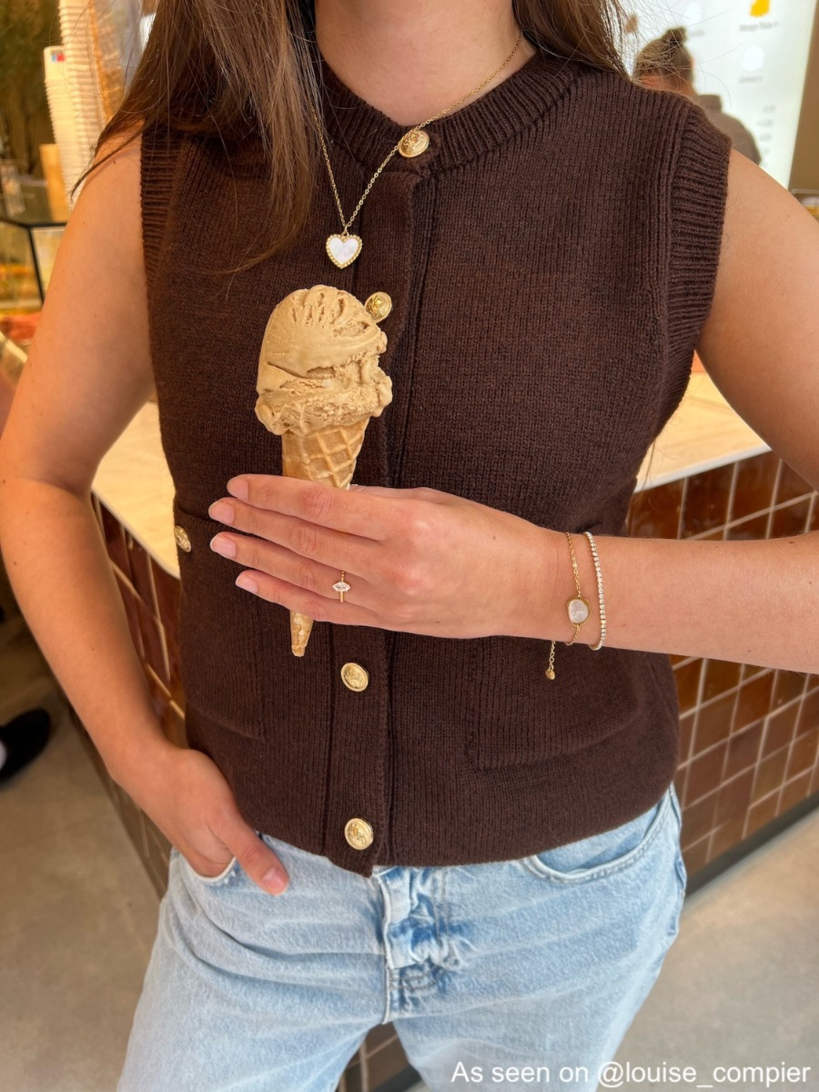 influencer met sieraden en ijsje