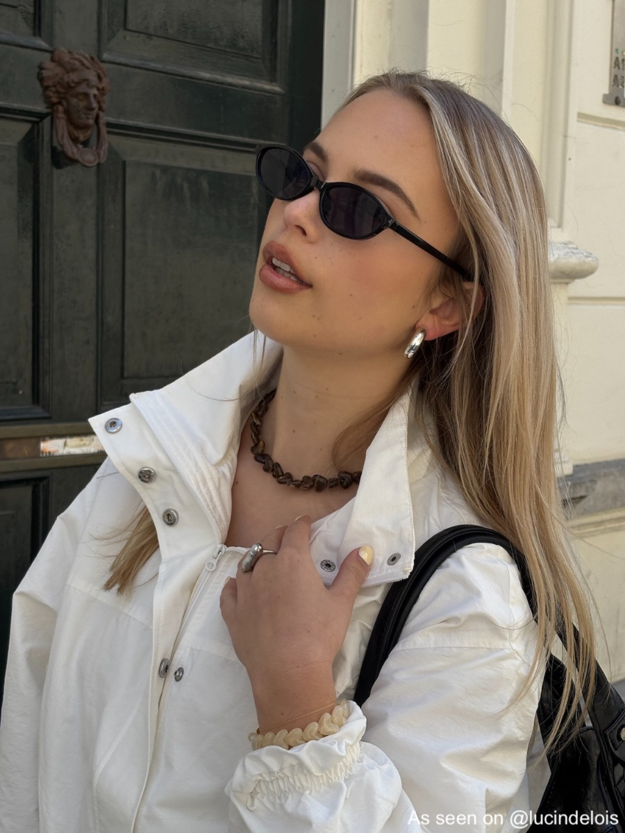 Influencer draagt gele hartjes kralenarmband