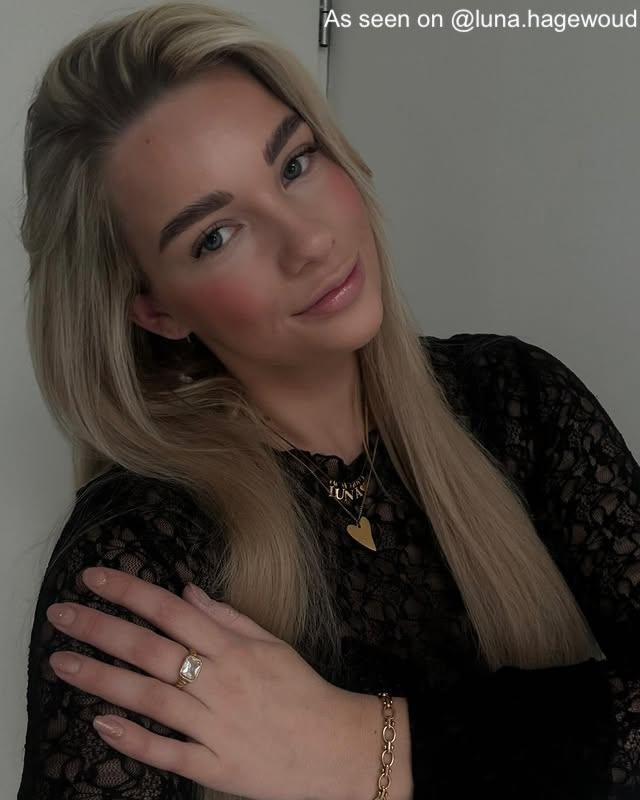 Gouden sieraden look bij influencer