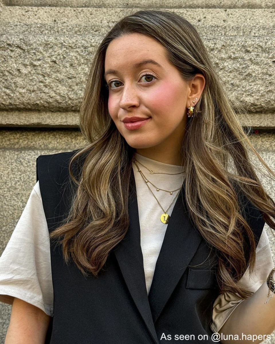Influencer met gouden kettingen