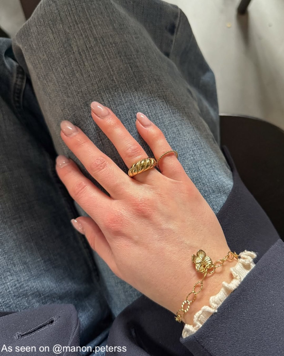 Influencer met gouden ringen en armband