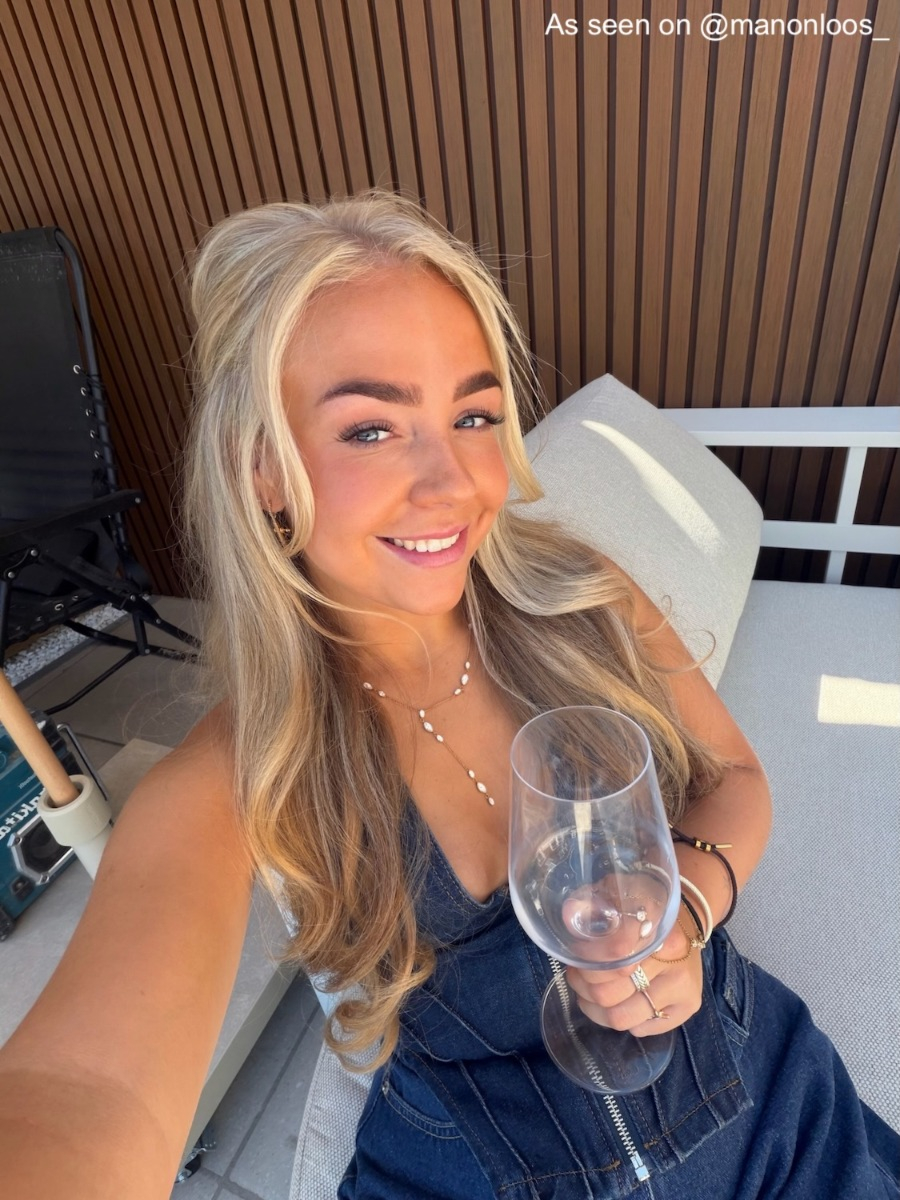 gouden ketting bij blonde influencer