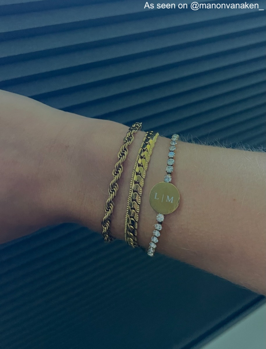 Influencer draagt gouden chain armband