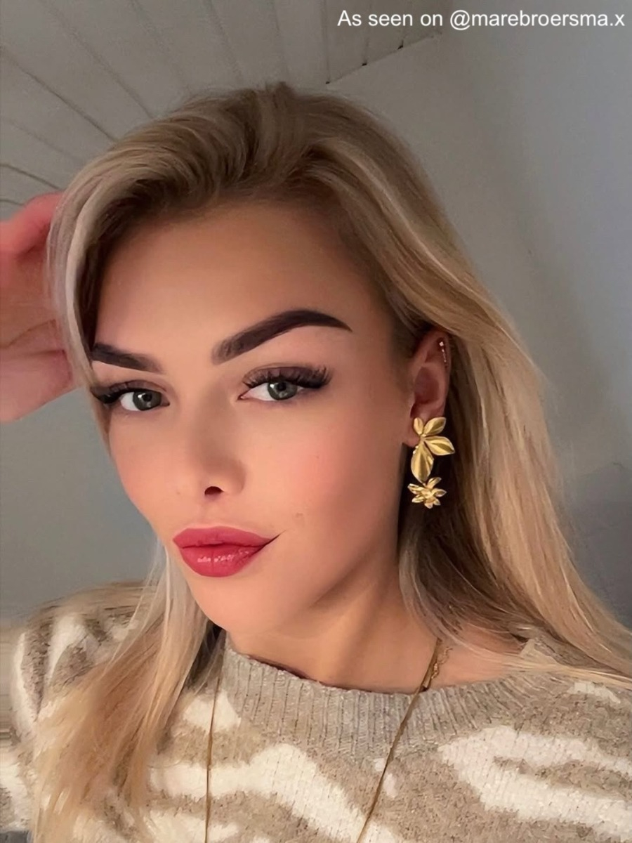 influencer draagt boho oorbellen goudkleurig