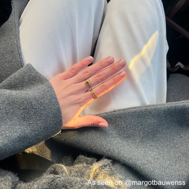 Influencer met gouden ringparty