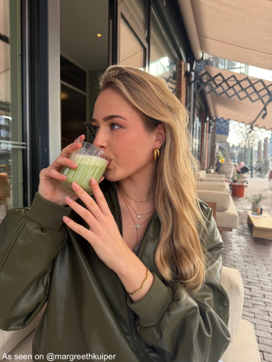 Influencer draagt gouden statement oorbellen