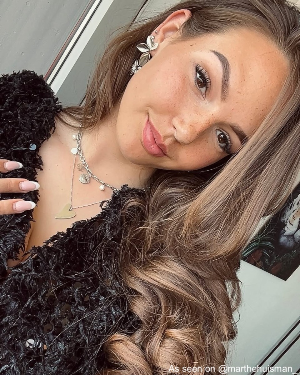 influencer met boho bloem oorbellen