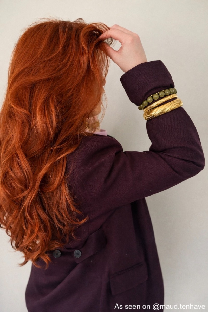 Influencer draagt groene kralenarmband