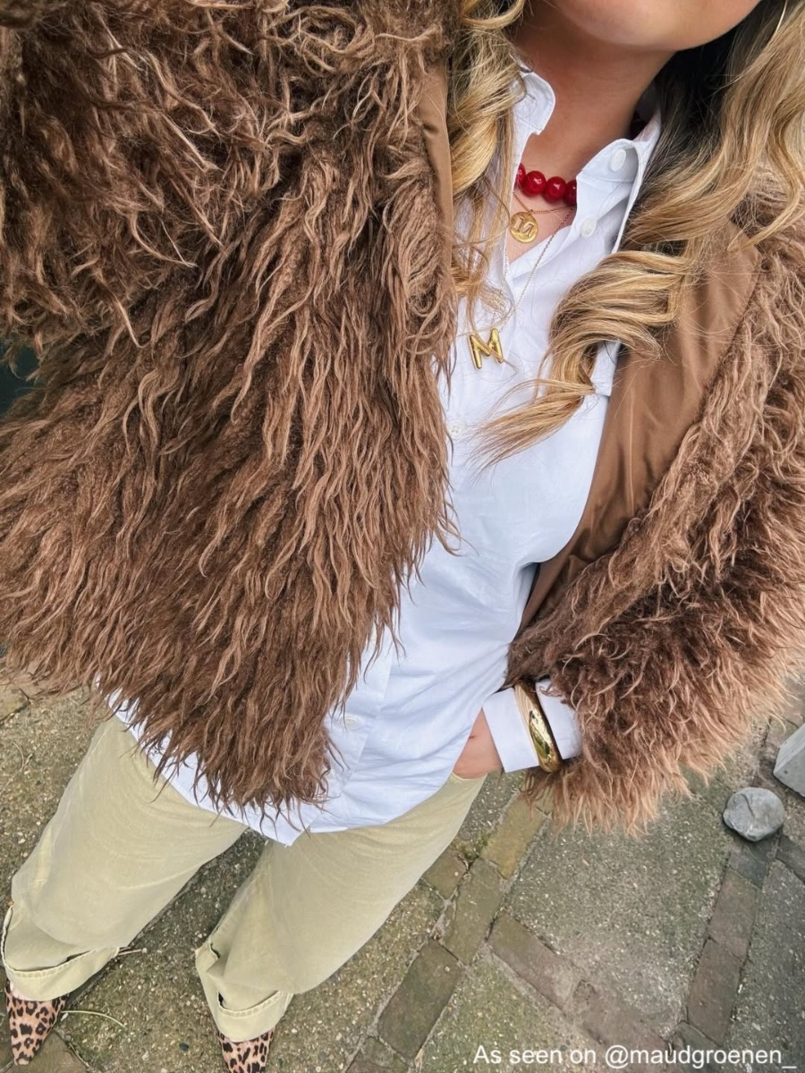 Influencer draagt gouden initial ketting