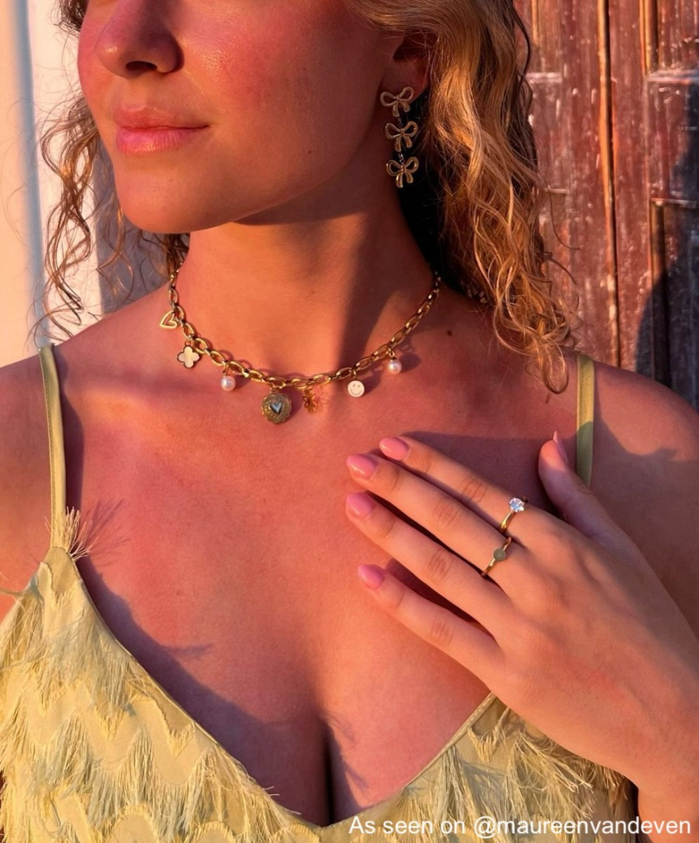 Influencer met gouden sieraden