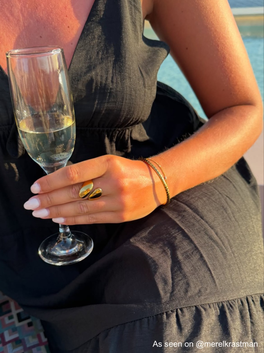 Influencer met gouden armband