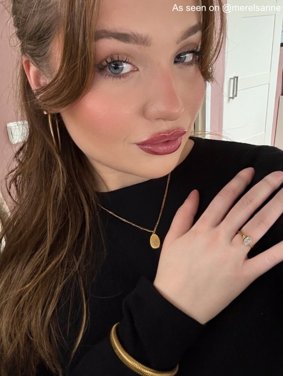 influencer draagt luxury stones ring goudkleurig