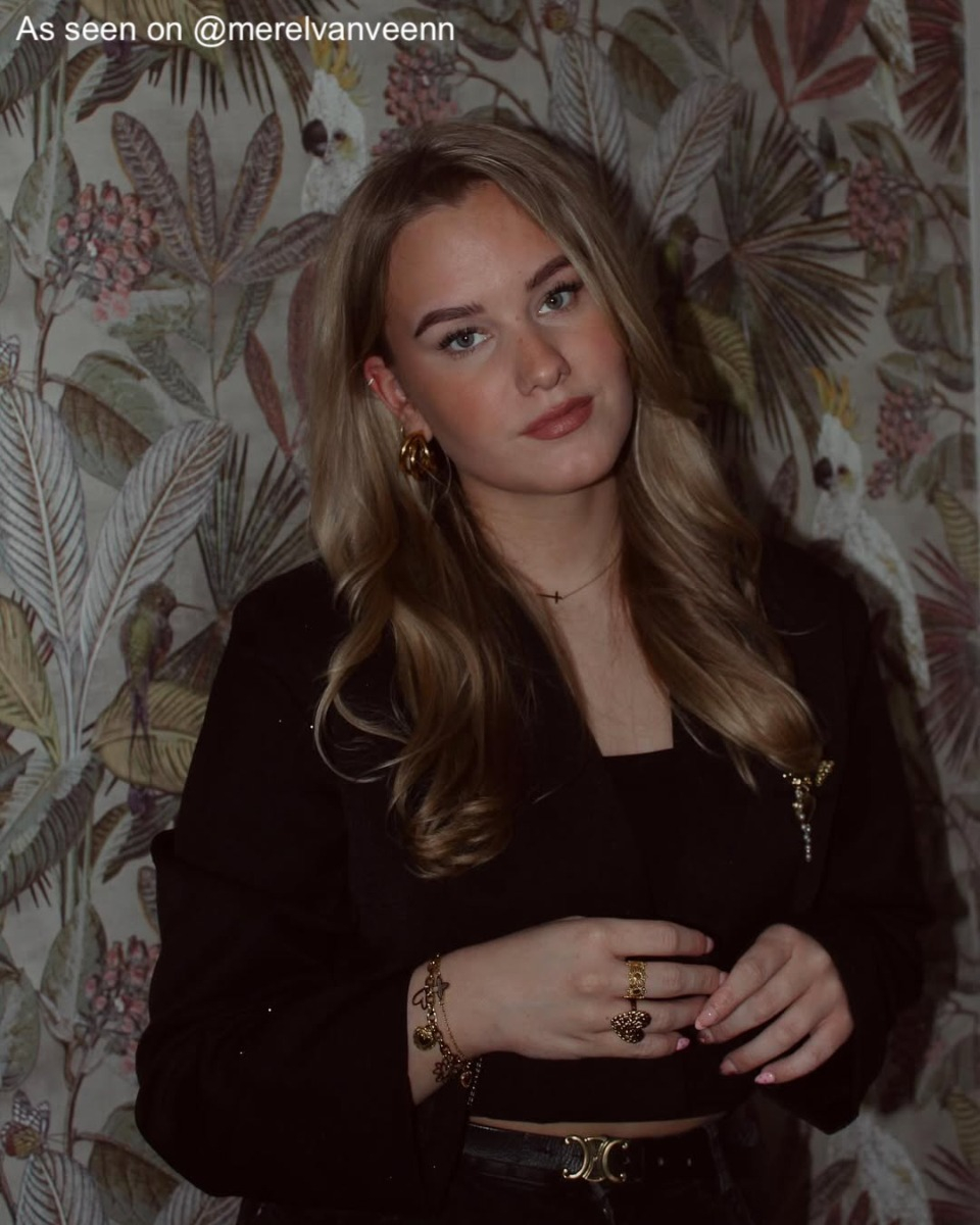 Model met Finaste oorbellen.