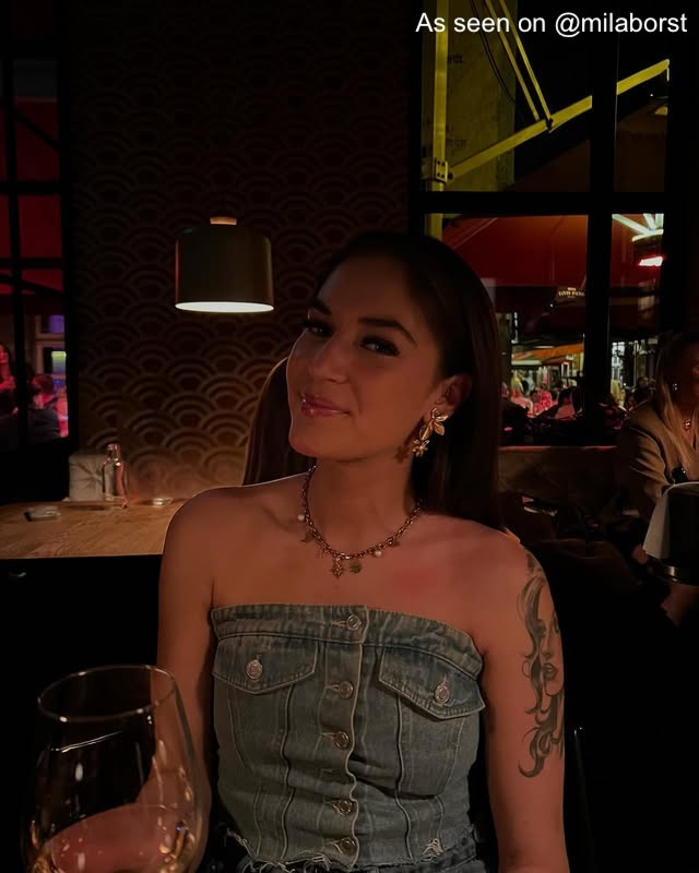 Influencer met gouden oorbellen en ketting
