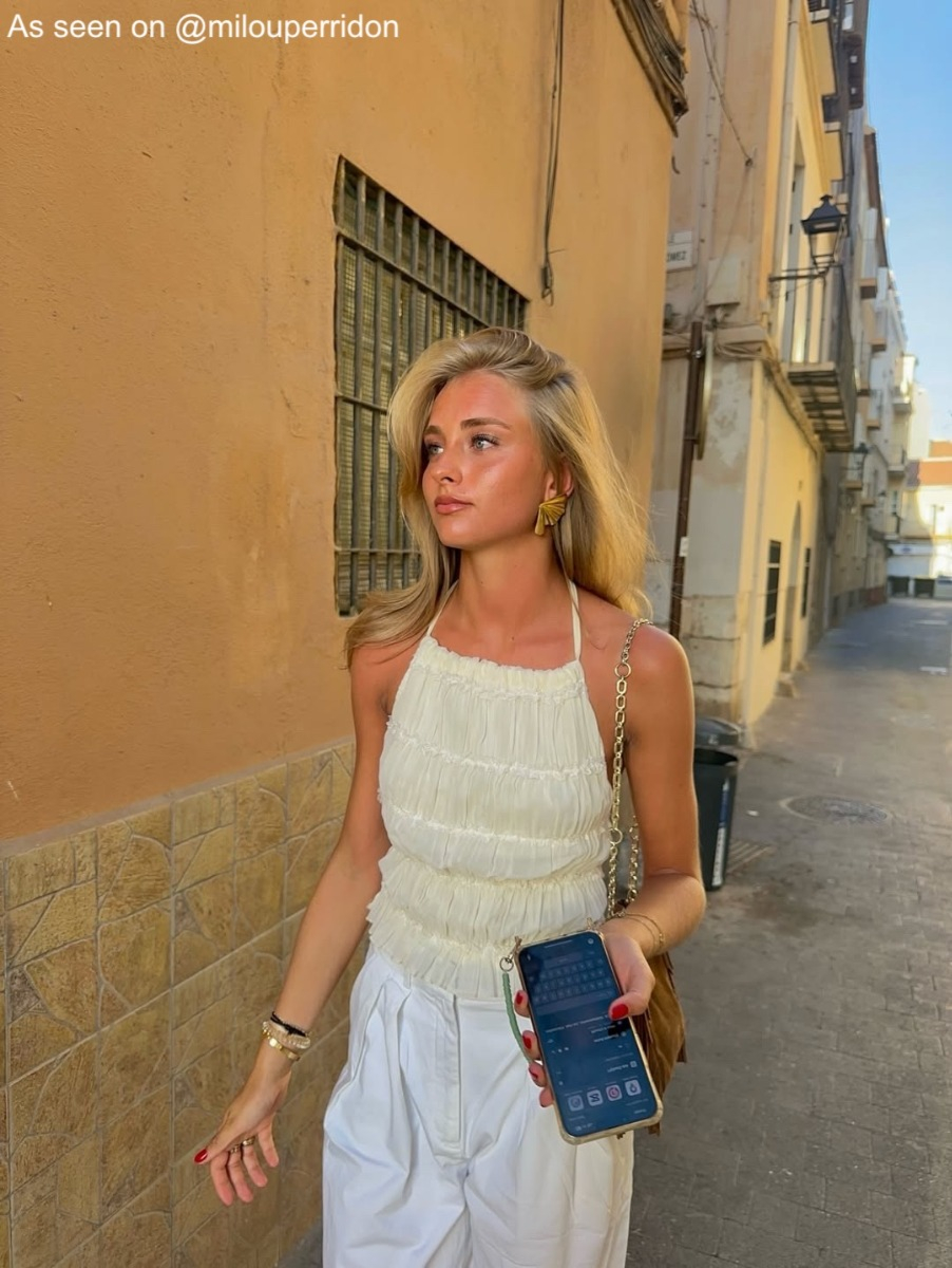 Influencer met gouden oorbellen