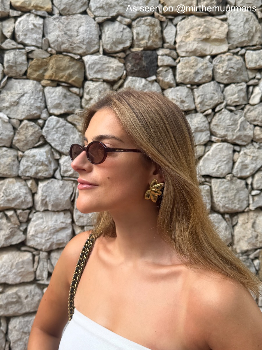 Influencer met statement oorbellen