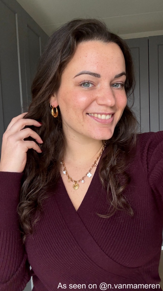 Influencer met de charm ketting.