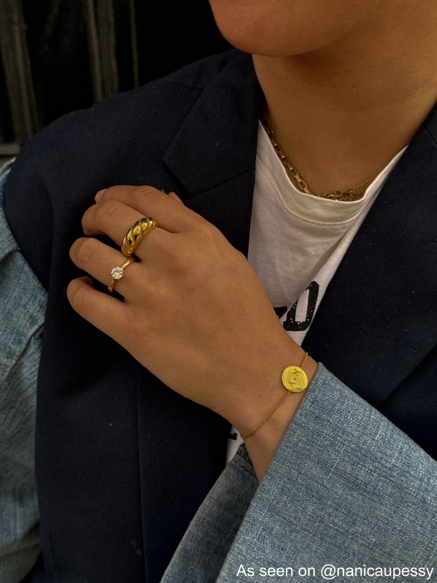 Influencer met gouden sieraden mix