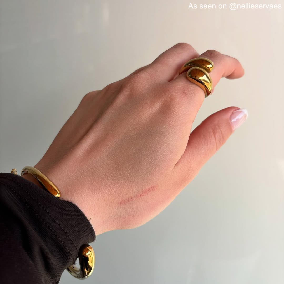 Influencer met bangle en chunky ring