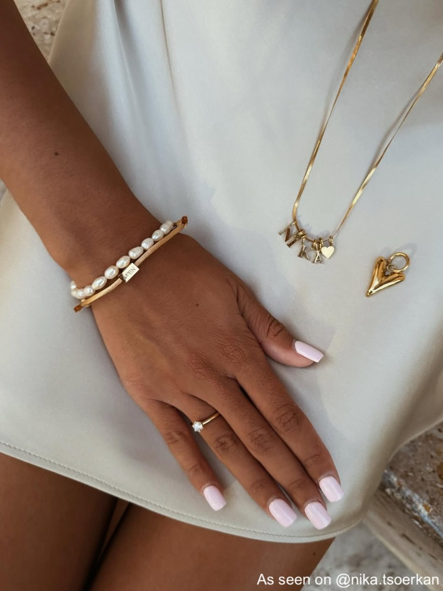 gouden armbanden bij influencer