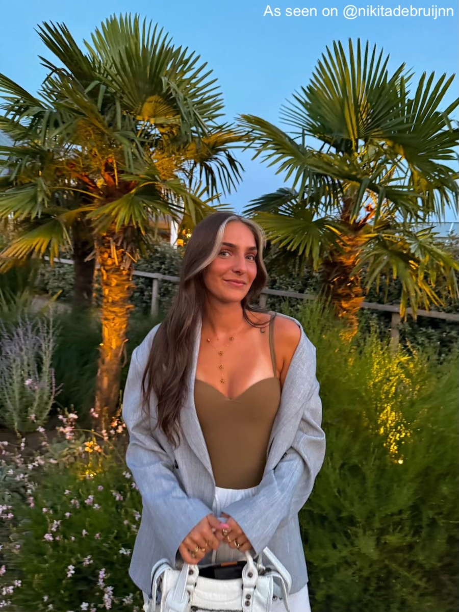 Influencer met bloemen ketting