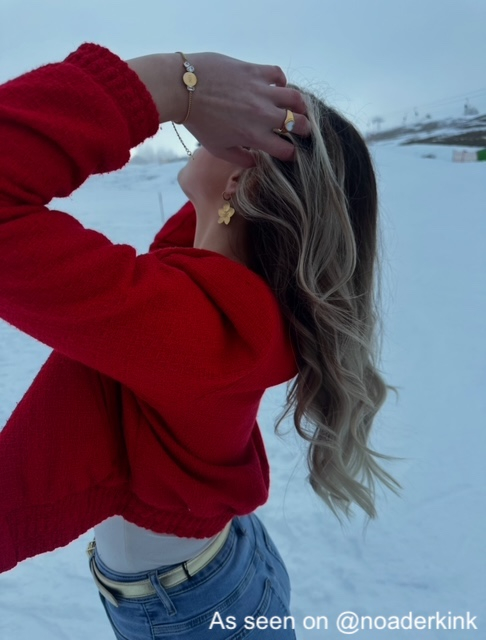 Influencer met stone initialen armband. 
