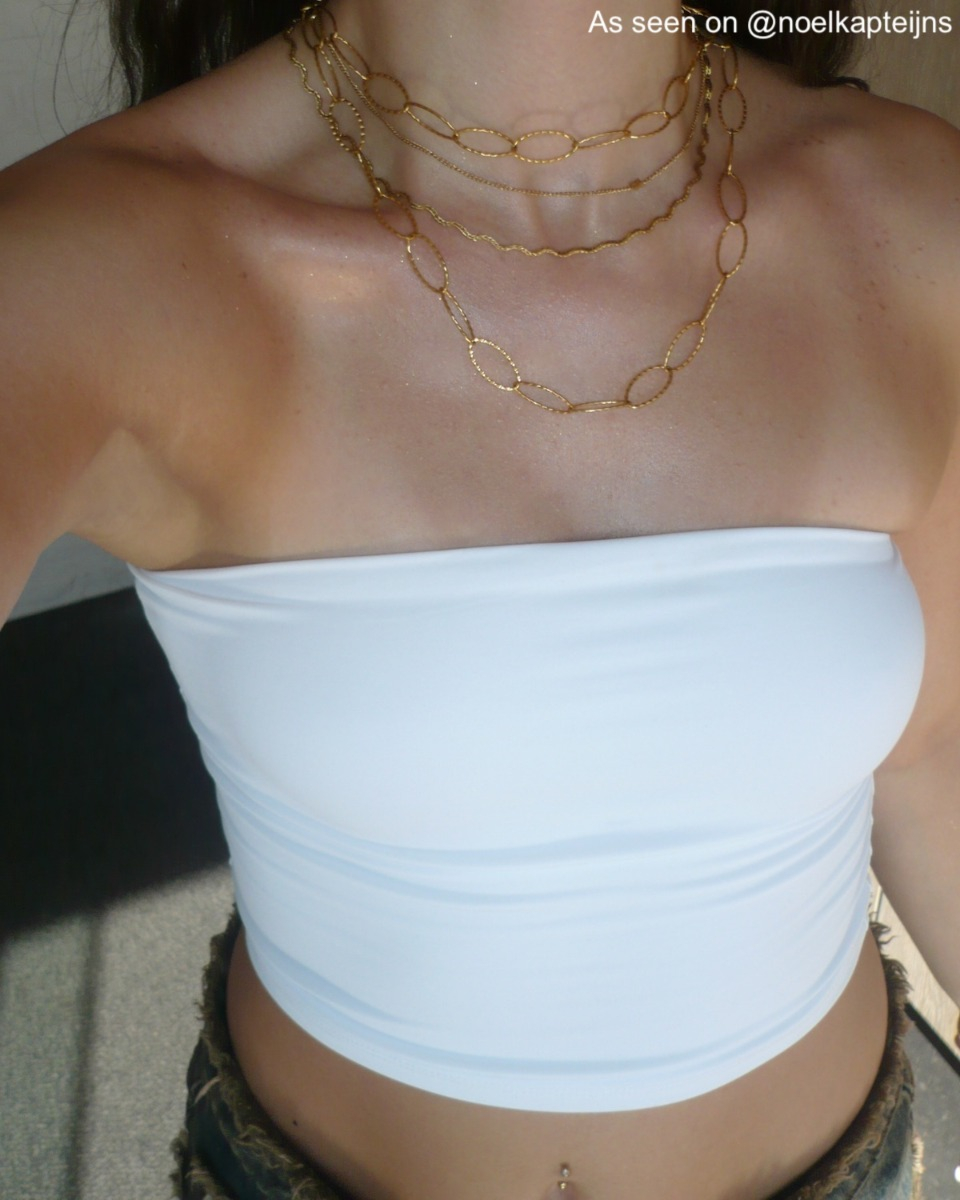 Influencer draagt gouden ketting wave