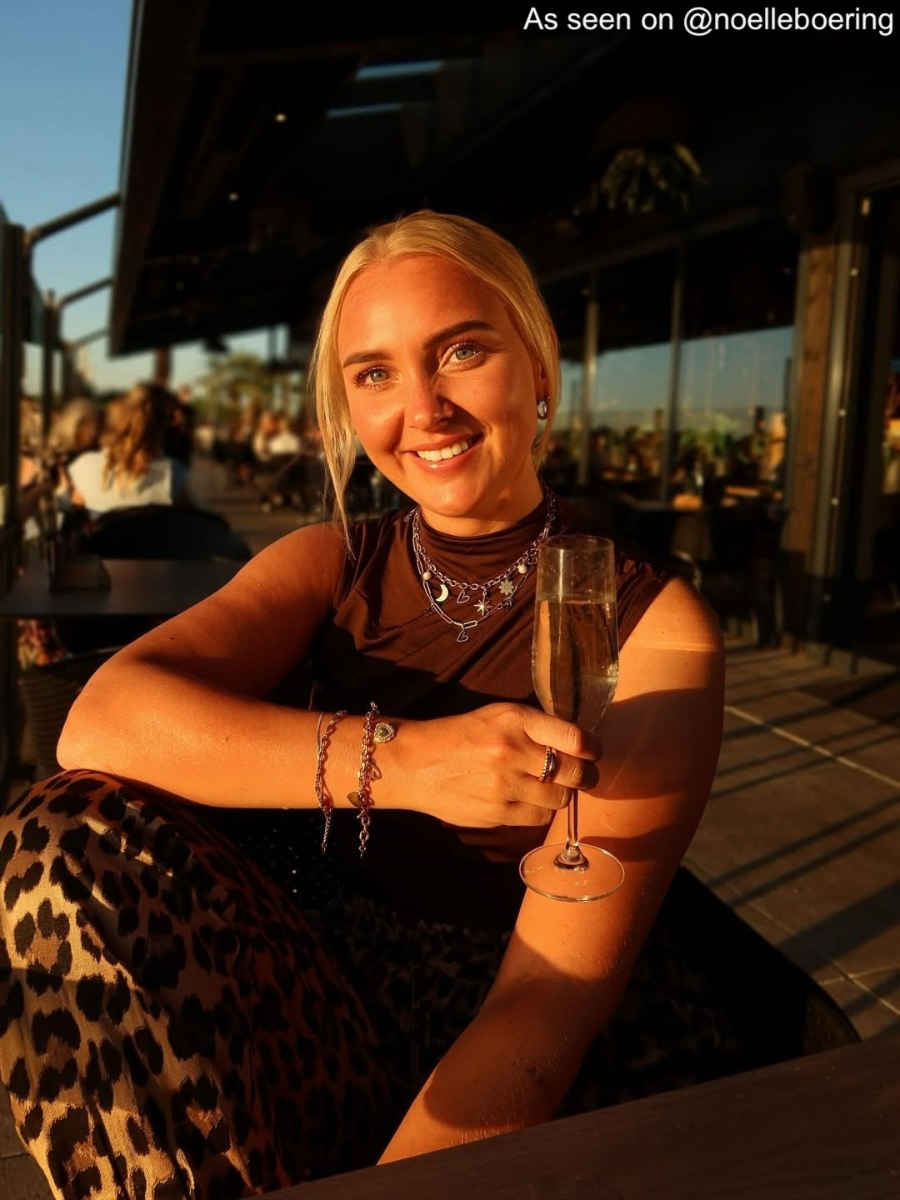 Influencer draagt gouden bedelketting met kettingparty
