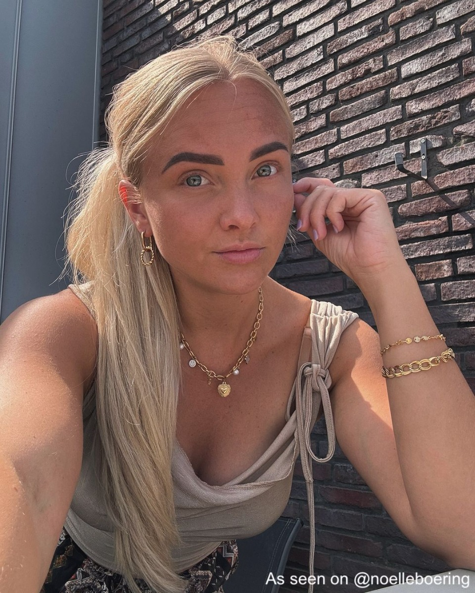 Influencer draagt gouden sieraden 