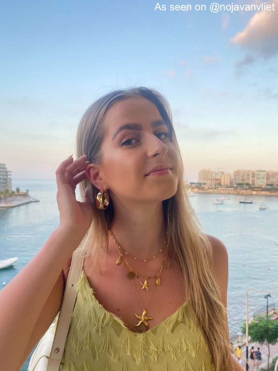 Influencer draagt gouden sieraden