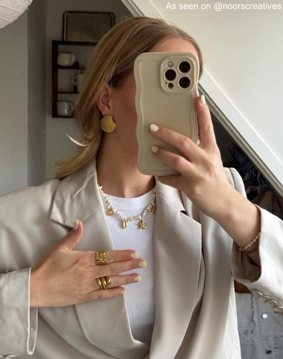 Gouden sieraden bij influencer