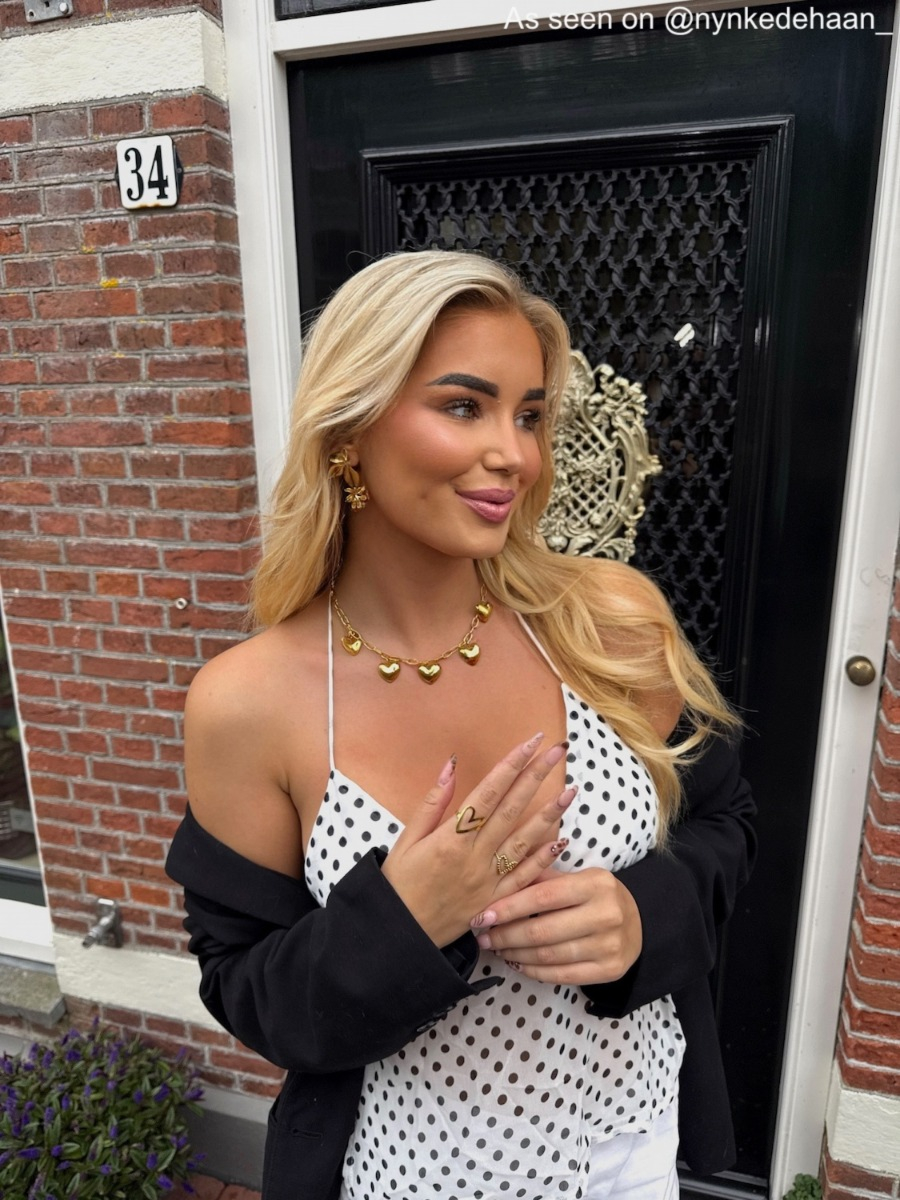 Influencer met gouden oorbellen