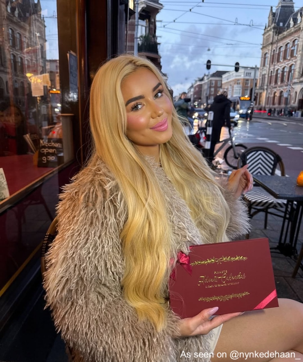 Influencer heeft adventskalender sieraden vast