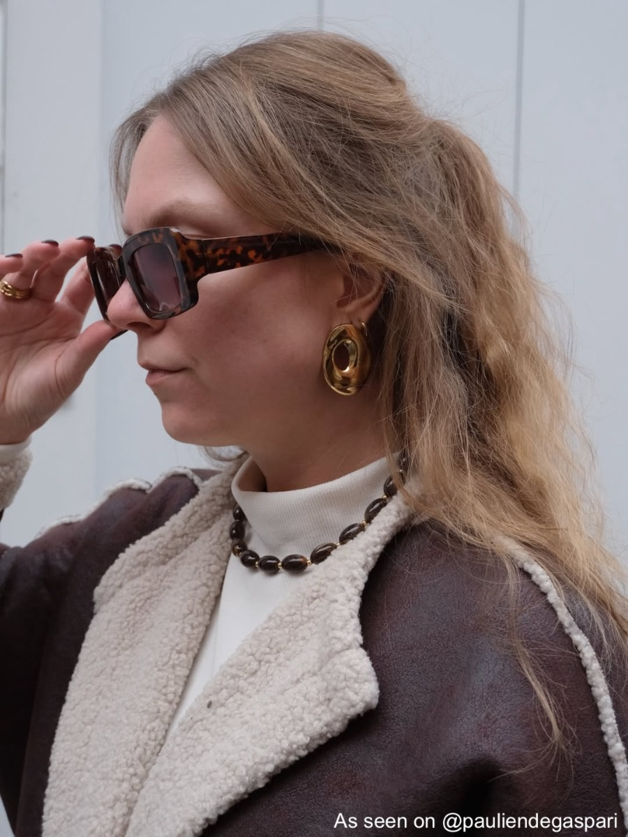 Influencer draagt gouden ovale statement oorbellen