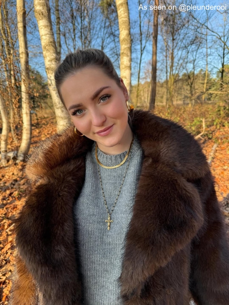 Influencer met lange ketting met kruis
