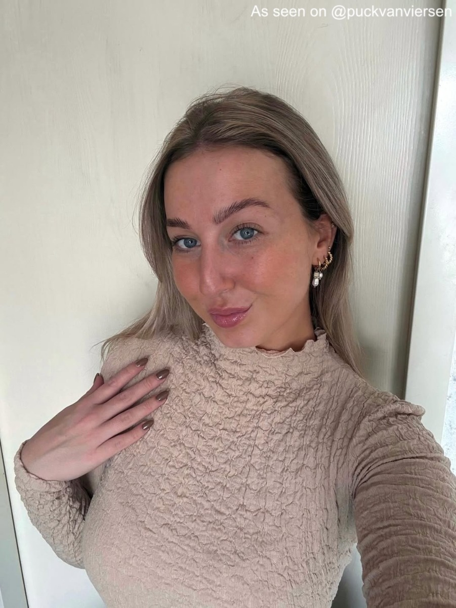 Influencer met oorringetjes parel