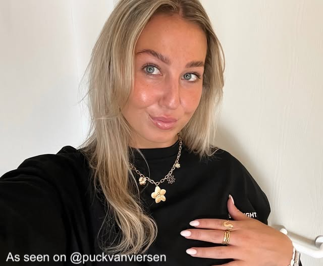 influencer met flower ring van Finaste
