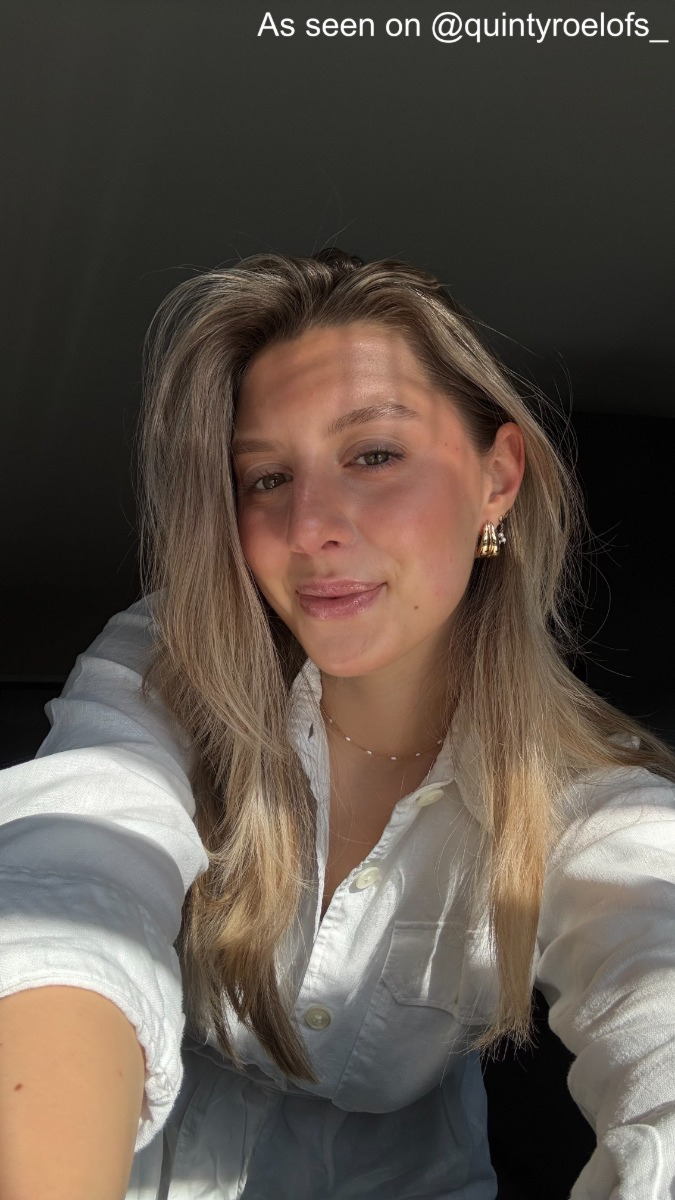 Influencer met de ketting met witte bolletjes.