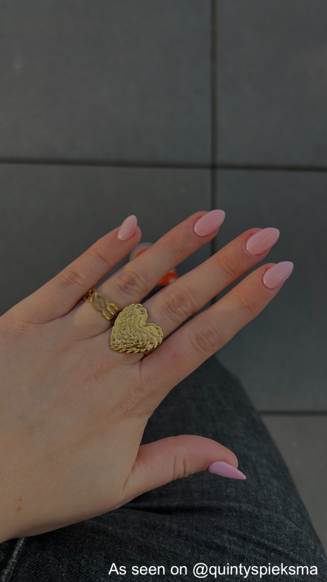 Influencer met statement heart ring