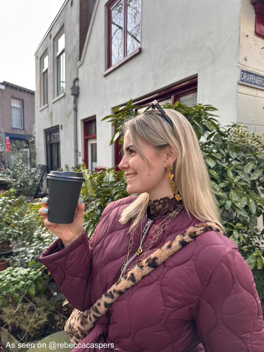 influencer met grote statement oorbellen